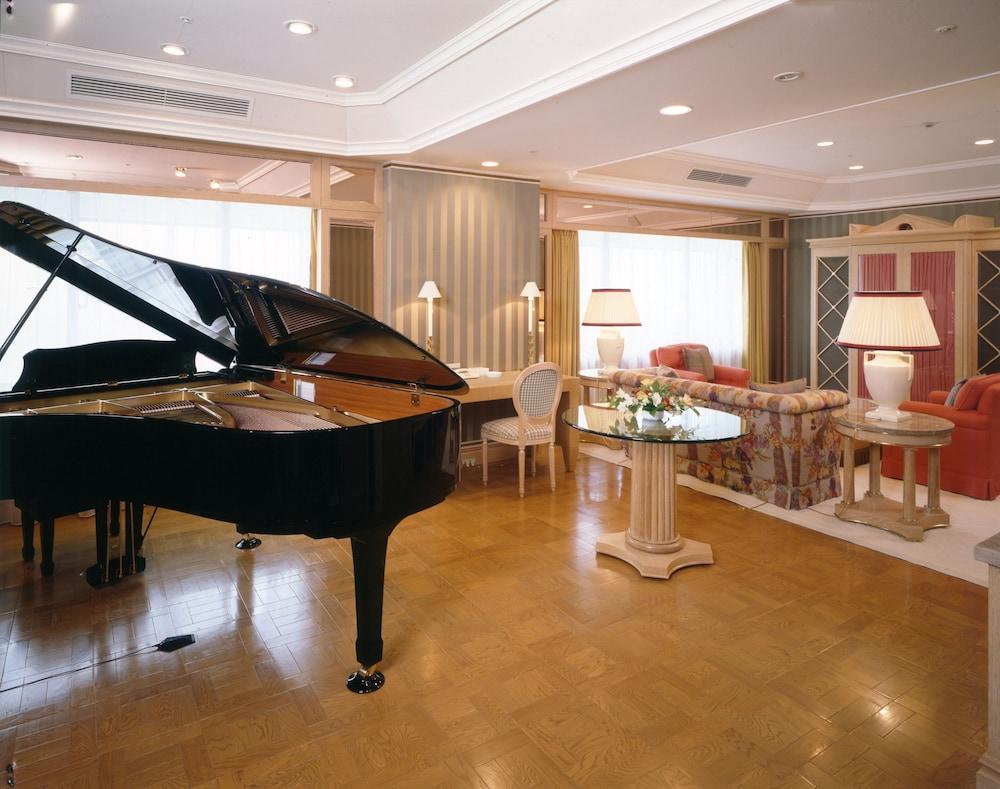 오쿠라 액트 시티 하마마츠 외부 사진 A piano in a hotel suite