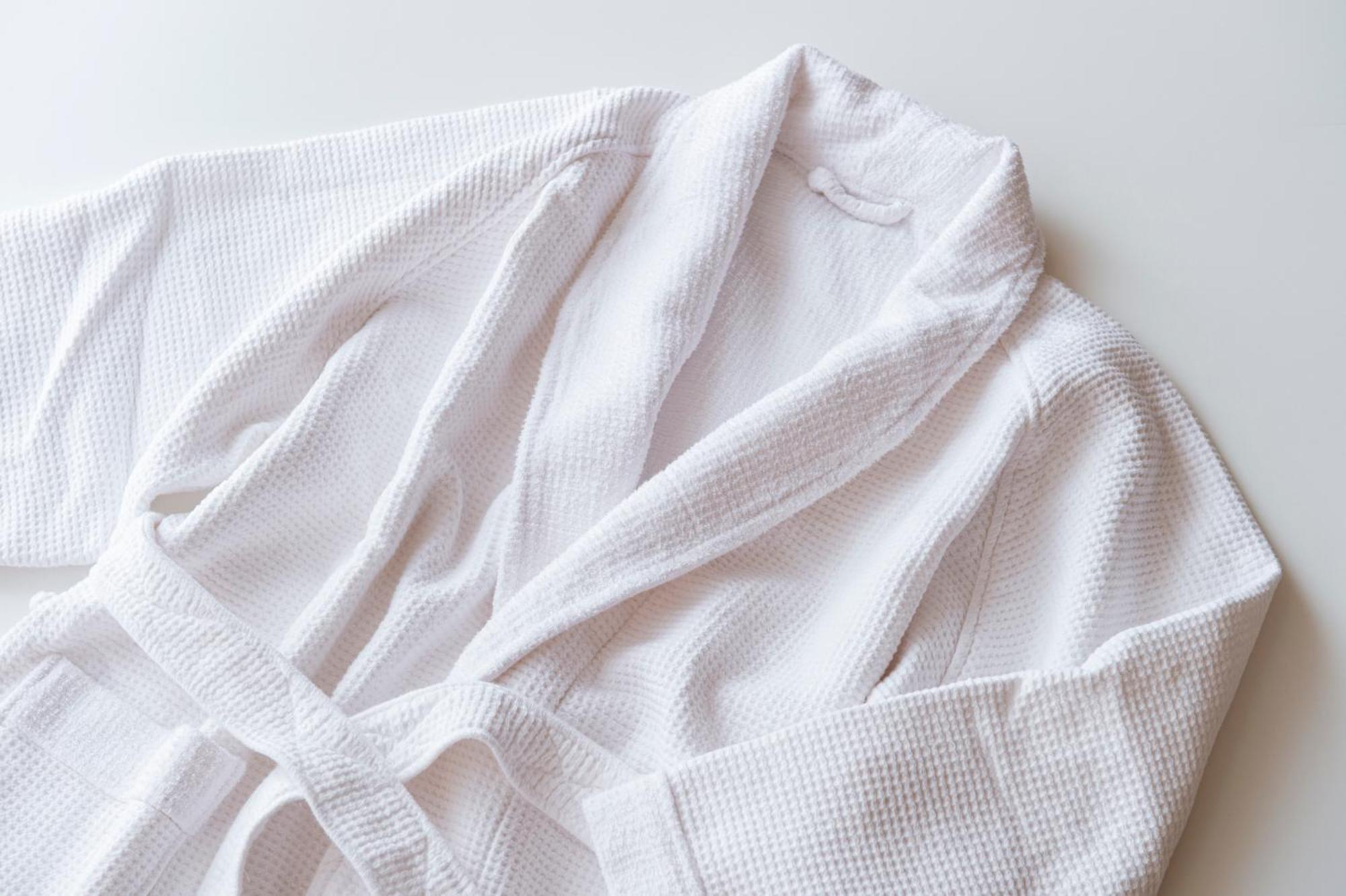 오쿠라 액트 시티 하마마츠 객실 사진 A white bathrobe